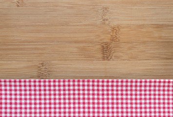 Holzhintergrund mit rot-weißem Tischdeckenmuster