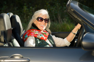 Attraktive Seniorin im Cabriolet