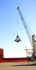 Grúa pulpo en el puerto de Barcelona