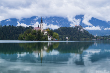 Fototapeta na wymiar Piękny świt nad jeziorem Bled