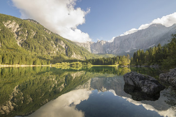 	Laghi di Fusine,panorama górskiego jeziora w Alpach włoskich - obrazy, fototapety, plakaty