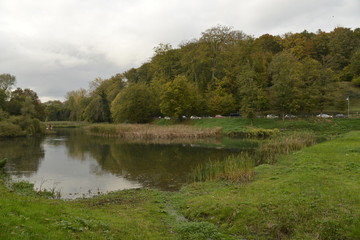 L'étang sauvage devant l'abbaye du rouge-Cloître