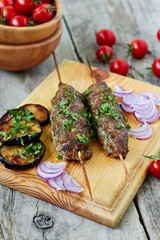 Minced lamb kebab with vegetables
