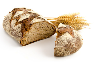 Toskanisches Landbrot und Weizenähren