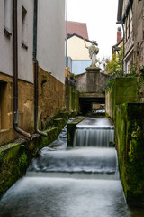 Bach durch eine Stadt
