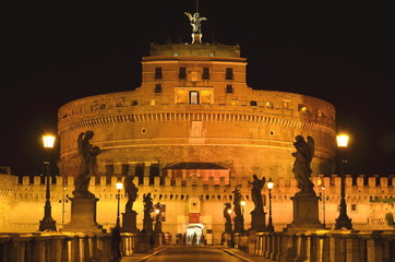 Majestatyczny zamek św. Anioła w Rzymie nocą, Włochy 