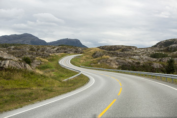 route et colline norvégienne