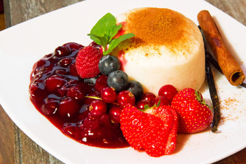 Panna Cotta mit Grütze