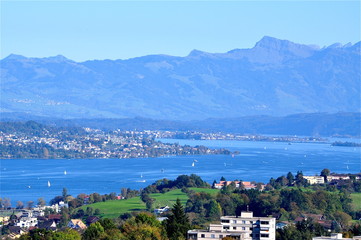 Fototapeta na wymiar Blick über Zürichsee von Horgen bis Rapperswil