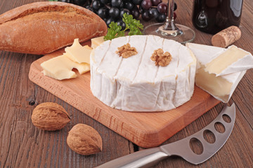 Camembert mit Brot und Rotwein