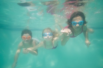 Obraz na płótnie Canvas Cute kids posing underwater in pool
