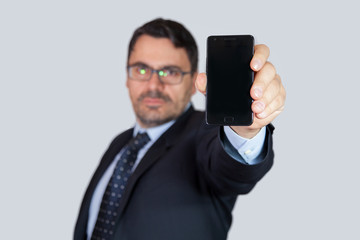 Uomo in ufficio con smartphone