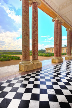 Fototapeta Grand Trianon courtyard and columns and garden in Palace of Vers