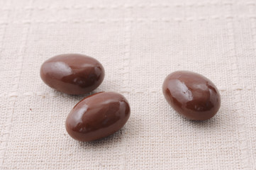 3粒の チョコレート 粒 クローズアップ テーブルクロス