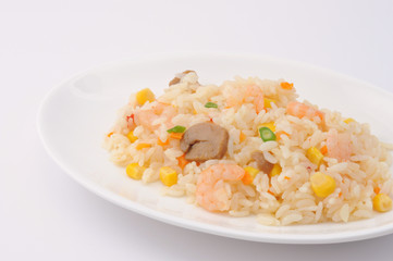 お皿にのせた エビピラフ クローズアップ 白背景