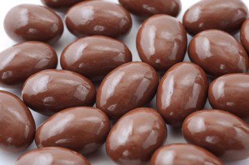チョコレート 粒 クローズアップ 白背景