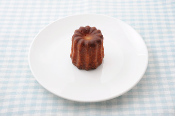 お皿にのせた カヌレ フランスのお菓子 テーブルクロス