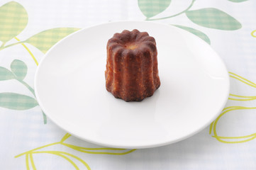 お皿にのせた カヌレ フランスのお菓子 テーブルクロス