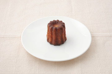 お皿にのせた カヌレ フランスのお菓子 テーブルクロス
