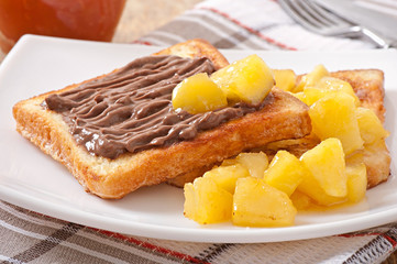 French toast with caramelized apples and chocolate cream 