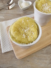 Becherkuchen aus der Mikrowelle mit Joghurt und Kokosraspeln