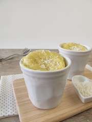 Becherkuchen aus der Mikrowelle mit Joghurt und Kokosraspeln