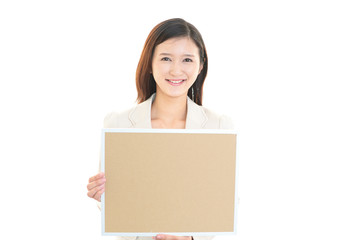 ボードを持つ笑顔の女性