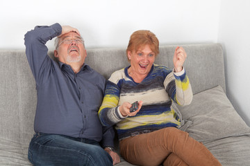 Älteres Ehepaar beim Fernsehen