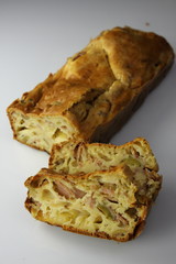 Cake salé au jambon et aux olives