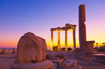 Obraz premium Stare ruiny w Side, Turcja o zachodzie słońca