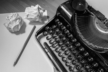 Alte Schreibmaschine, schwarzweiß