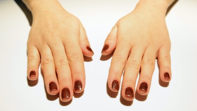 Thermal Nail Polish change color from white to brown