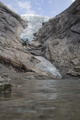 glacier montagneux norvégien et lac 