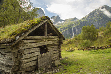 Fototapeta na wymiar cabane montagneuse norvégienne 