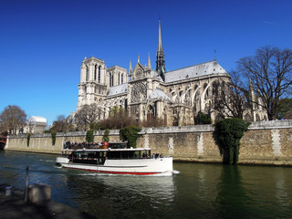 Fototapeta na wymiar Paris Cathédrale Notre Dame Péniche 1