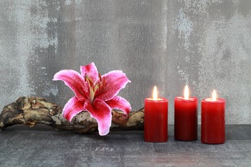 Lilie und Kerzen