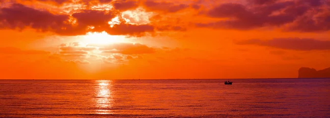 Crédence de cuisine en verre imprimé Mer / coucher de soleil silhouette de bateau dans un coucher de soleil orange