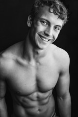 Naklejka premium Attraktiver Mann lächelt in die Kamera