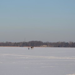 spaziergang über zugefrorenen see