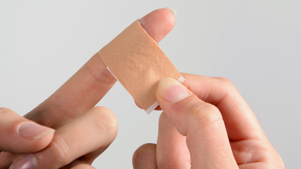 pflaster auf finger kleben