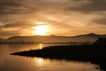 Fototapeta na wymiar Sun rises over the lake