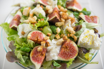 Herbstlicher Salat mit Feigen