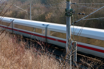 ICE auf dem Weg zum nächsten Bahnhof