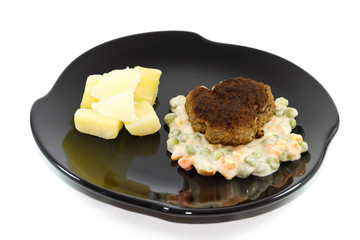 Frische Frikadelle mit Rahmgemüse und Kartoffeln