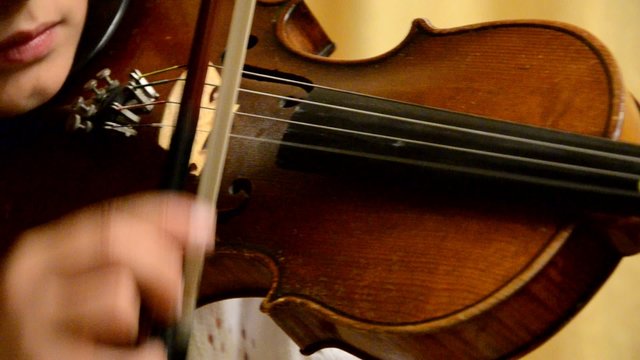 M&auml;dchen spielt auf der Geige