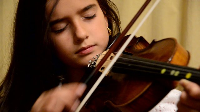 M&auml;dchen spielt auf der Geige
