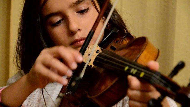 M&auml;dchen spielt auf der Geige