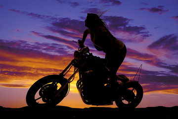 Obraz na płótnie Canvas woman silhouette bike stand lean forward