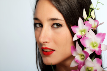 Ritratto di ragazza con orchidea