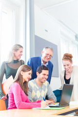 Fototapeta premium Studenten im Seminar der Universität lernen